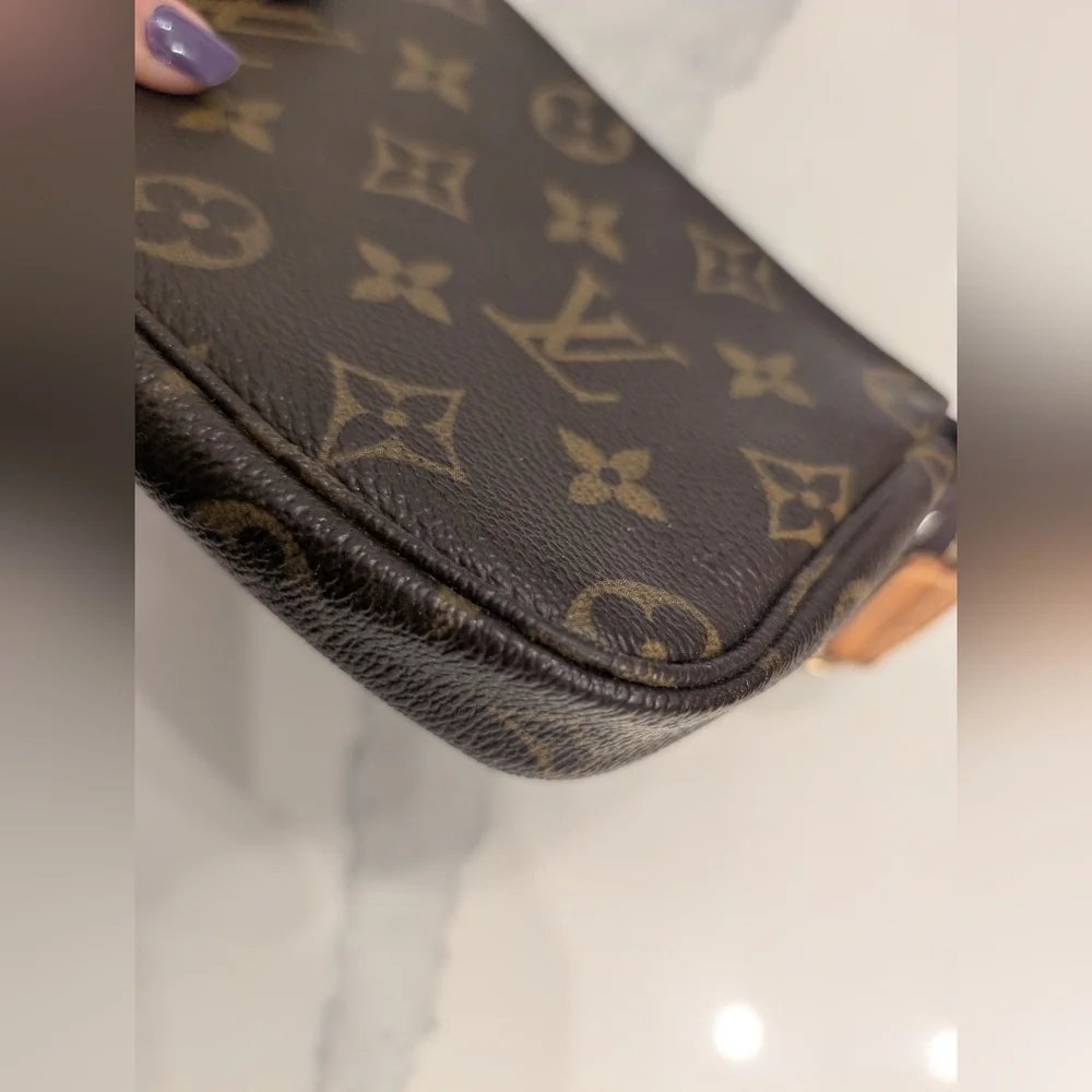 🤎AUTH Pre loved Louis Vuitton Pochette + Pearl Crossbody Strap! - Picture 6 of 15